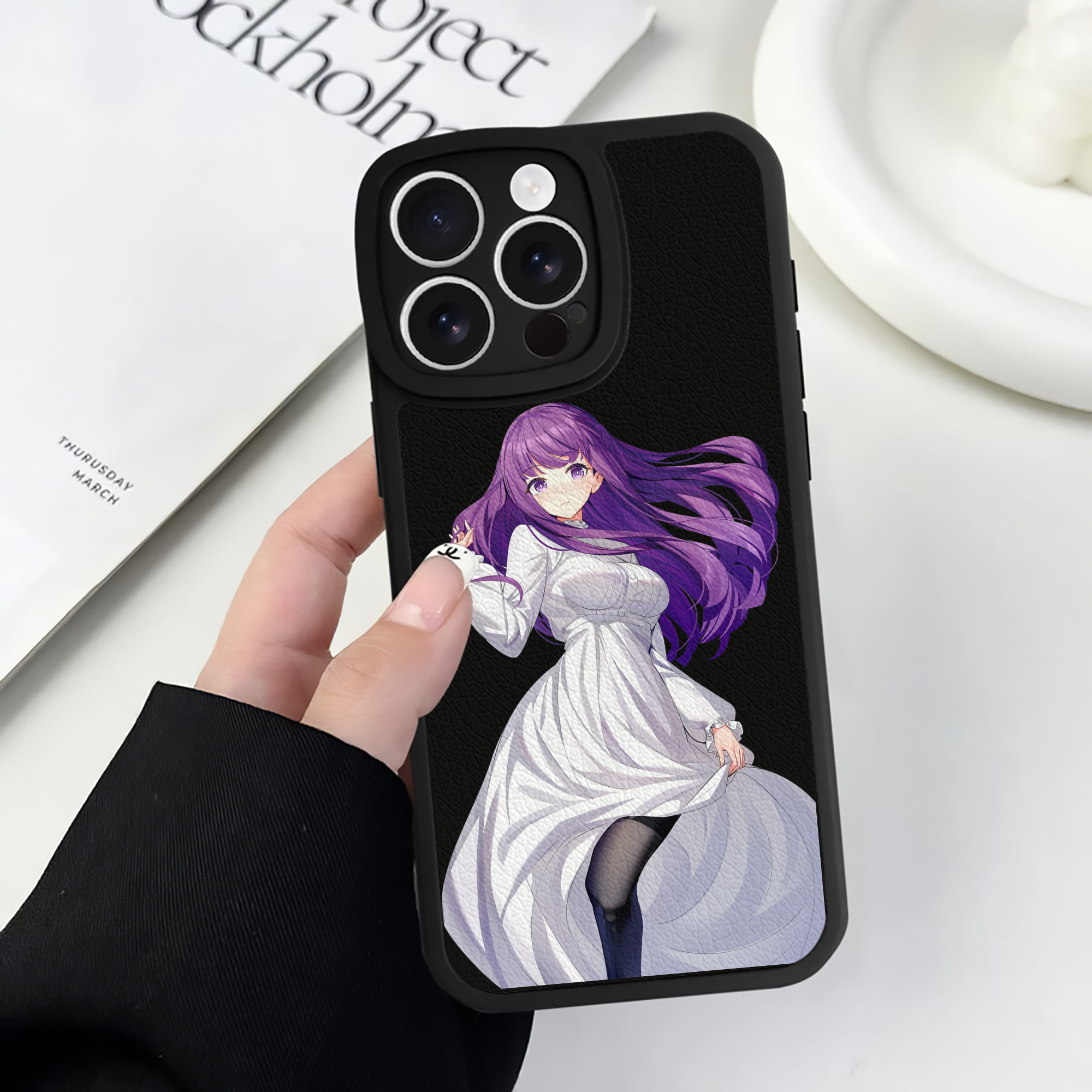 （画像用） 葬送のフリーレン Frieren 【iPhone 16シリーズ対応】シリコンスマホケース（レザー調） 材質：シリコン